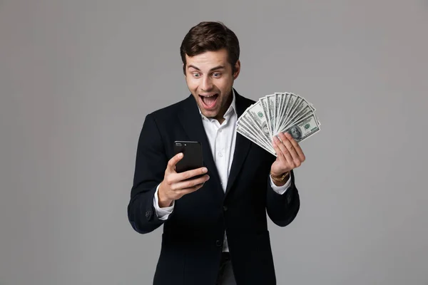 Obrázek Kavkazské Podnikatel 30S Obleku Drží Fanoušek Peněz Smartphone Izolované — Stock fotografie