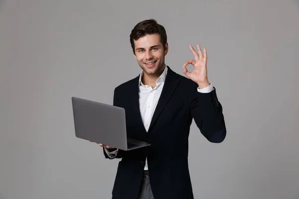 Bild Eines Jungen Geschäftsmannes 30Er Jahre Anzug Jubelt Während Laptop — Stockfoto