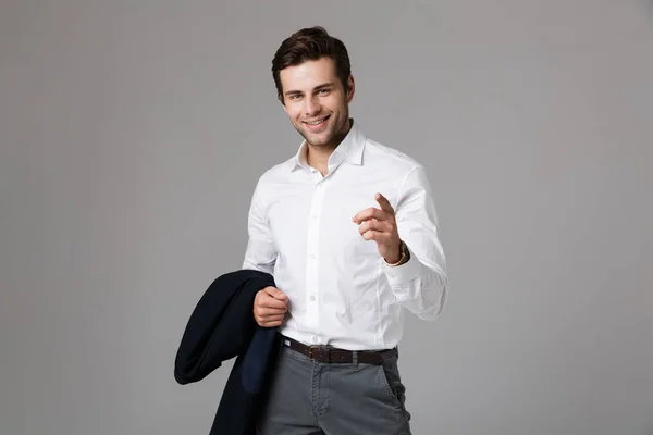 Imagen Joven Hombre Negocios Años Sosteniendo Chaqueta Señalando Con Dedo —  Fotos de Stock