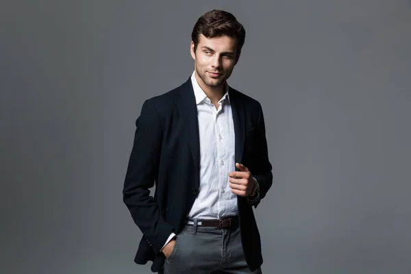 Retrato Joven Hombre Negocios Guapo Vestido Traje Aislado Sobre Fondo — Foto de Stock