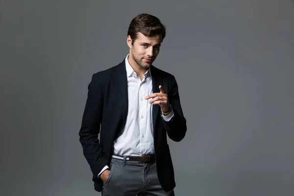 Nahaufnahme Porträt Eines Gutaussehenden Jungen Geschäftsmannes Anzug Isoliert Über Grauem — Stockfoto