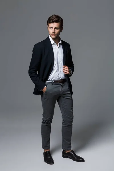 Full Längd Porträtt Stilig Ung Affärsman Klädd Kostym Isolerade Över — Stockfoto