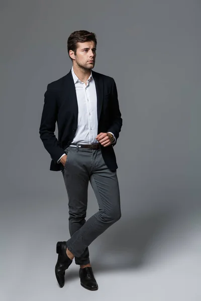 Retrato Comprimento Total Jovem Empresário Confiante Vestido Terno Isolado Sobre — Fotografia de Stock