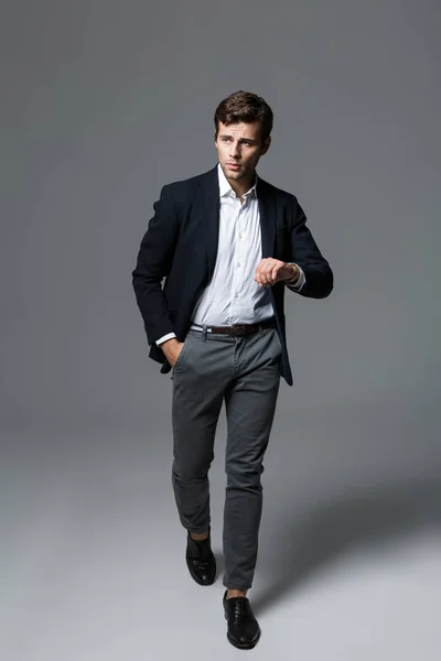 Retrato Comprimento Total Belo Jovem Empresário Vestido Terno Isolado Sobre — Fotografia de Stock