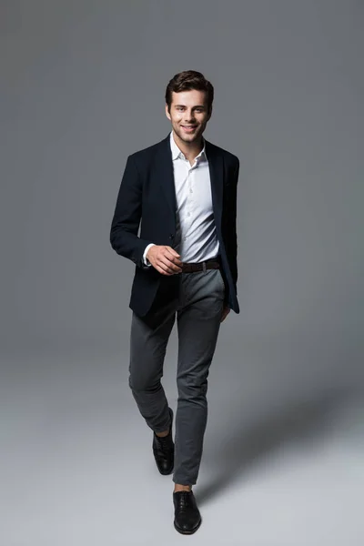 Retrato Comprimento Total Jovem Empresário Feliz Vestido Terno Isolado Sobre — Fotografia de Stock