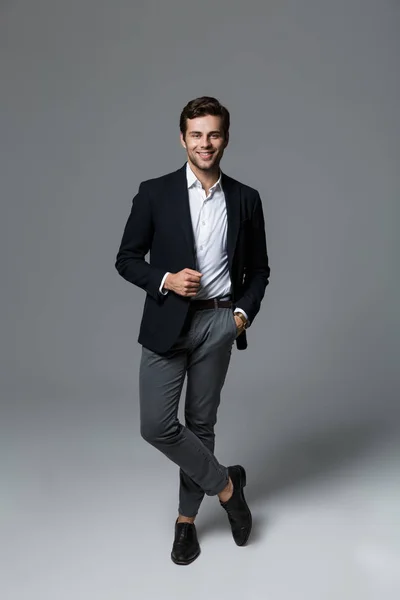 Retrato Comprimento Total Jovem Empresário Sorridente Vestido Terno Isolado Sobre — Fotografia de Stock