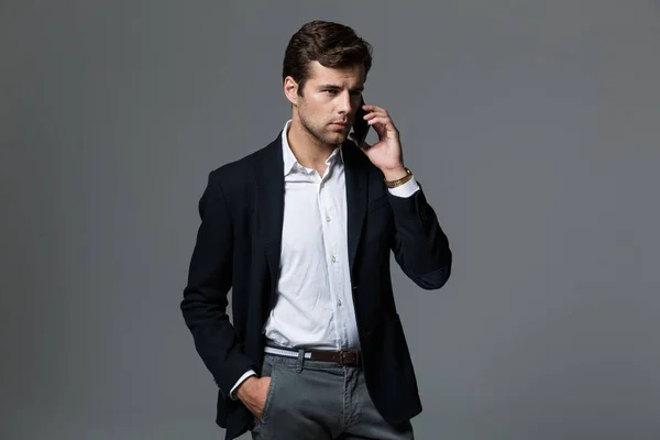 Image Handsome Young Business Man Isolated Grey Wall Background Talking — Stock Photo, Image