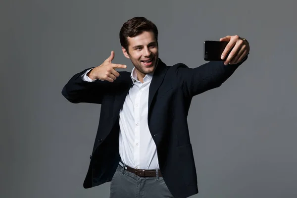 Retrato Joven Empresario Confiado Vestido Traje Aislado Sobre Fondo Gris —  Fotos de Stock