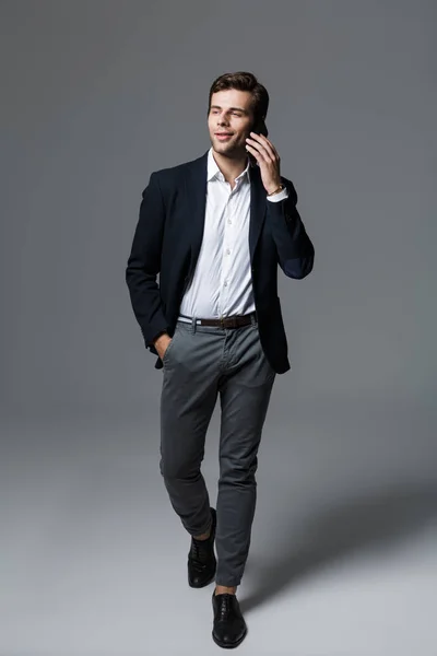 Full Längd Porträtt Lycklig Ung Affärsman Klädd Kostym Isolerade Över — Stockfoto