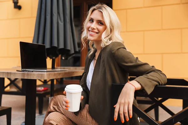 Retrato Una Hermosa Mujer Rubia Sosteniendo Café Para Llevar Usando —  Fotos de Stock