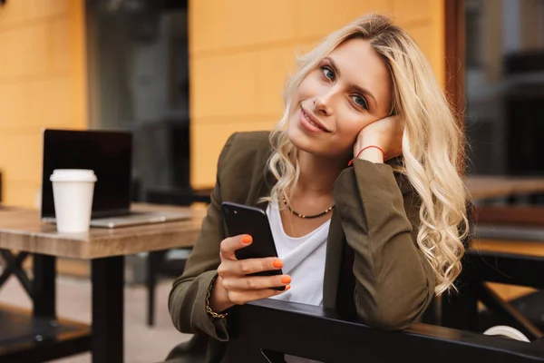 Porträt Einer Jungen Frau Den 20Er Jahren Die Ihr Smartphone — Stockfoto