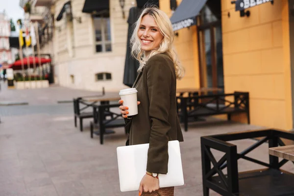 Imagen Mujer Rubia Con Chaqueta Sosteniendo Café Para Llevar Portátil —  Fotos de Stock