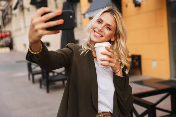 Imagem Uma Bela Mulher Segurando Café Takeaway Copo Papel Tomando — Fotografia de Stock