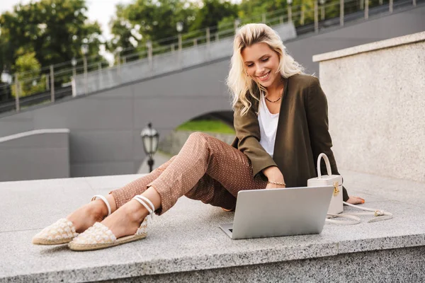 Bild Einer Glücklichen Geschäftsfrau 20Er Jahre Mit Silbernem Laptop Während — Stockfoto