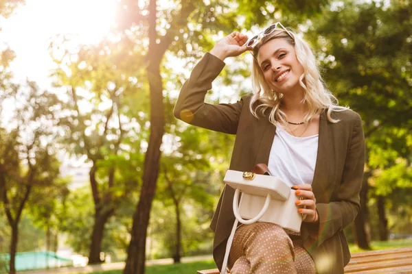 Imagen Una Hermosa Mujer Años Usando Gafas Sol Buscando Algo —  Fotos de Stock