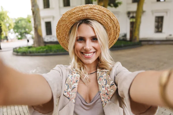 Imagen Señora Caucásica Usando Traje Sombrero Paja Sonriendo Mientras Toma —  Fotos de Stock