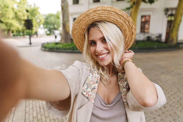 Imagen Hermosa Dama Vistiendo Traje Sombrero Paja Sonriendo Mientras Toma —  Fotos de Stock