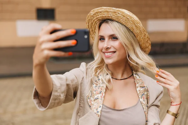 Imagen Una Feliz Joven Linda Mujer Caminando Aire Libre Tomar —  Fotos de Stock