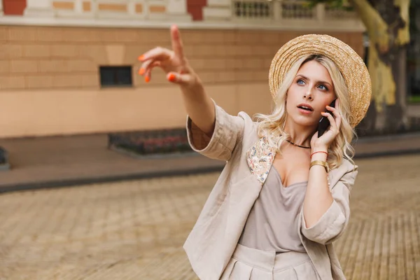 Imagen Joven Linda Mujer Seria Emocional Caminando Aire Libre Hablando —  Fotos de Stock