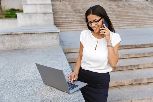 Image Une Belle Femme Affaires Posant Extérieur Dans Rue Aide — Photo