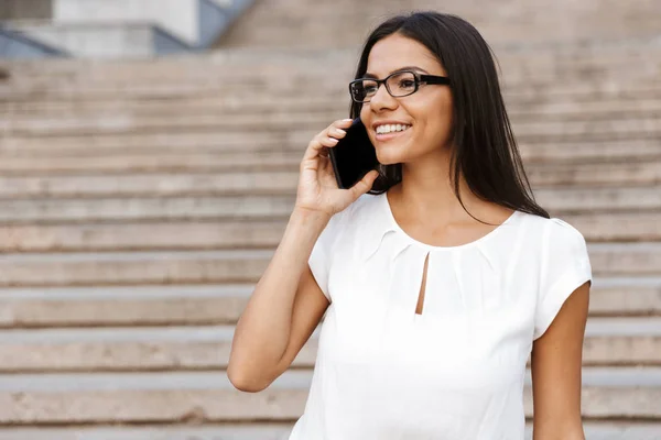 Imagem Uma Bela Mulher Negócios Andando Livre Falando Por Telefone — Fotografia de Stock