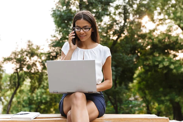 Afbeelding Van Een Mooie Zakenvrouw Laptopcomputer Buitenshuis Praten Mobiele Telefoon — Stockfoto