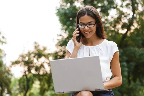 Bild Einer Schönen Geschäftsfrau Die Freien Mit Laptop Computer Telefoniert — Stockfoto