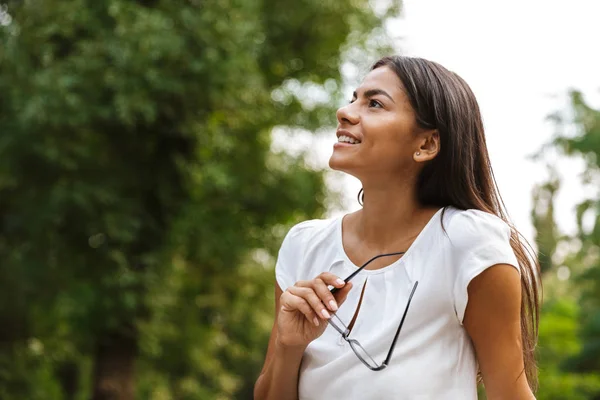 Imagen Una Hermosa Mujer Negocios Sentada Parque Posando Aire Libre — Foto de Stock