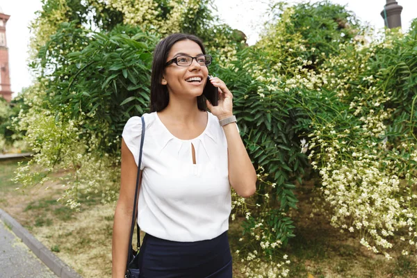 Imagem Uma Bela Mulher Negócios Andando Livre Falando Por Telefone — Fotografia de Stock