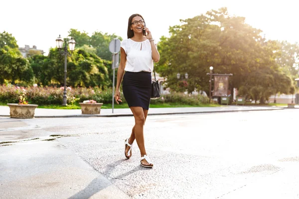 Imagen Una Hermosa Mujer Negocios Caminando Aire Libre Hablando Por —  Fotos de Stock