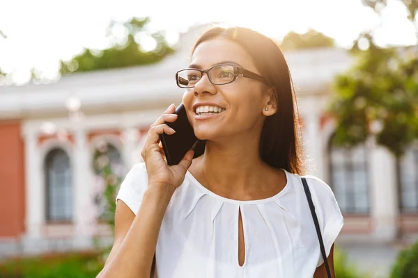 Imagem Uma Bela Mulher Negócios Andando Livre Falando Por Telefone — Fotografia de Stock