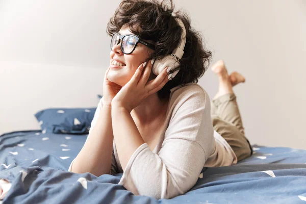 Imagen Una Alegre Joven Linda Yace Interior Cama Escuchando Música —  Fotos de Stock