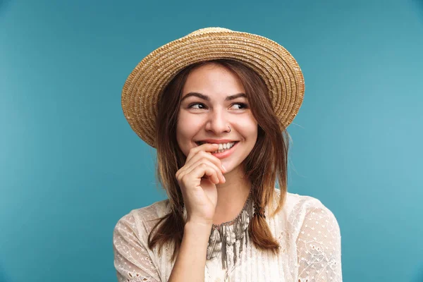 Wizerunek Szczęśliwy Ładna Kobieta Pozowanie Białym Tle Niebieski Ściany — Zdjęcie stockowe
