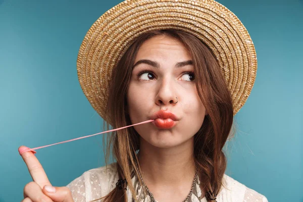 Immagine Una Bella Donna Felice Posa Isolata Sfondo Blu Parete — Foto Stock