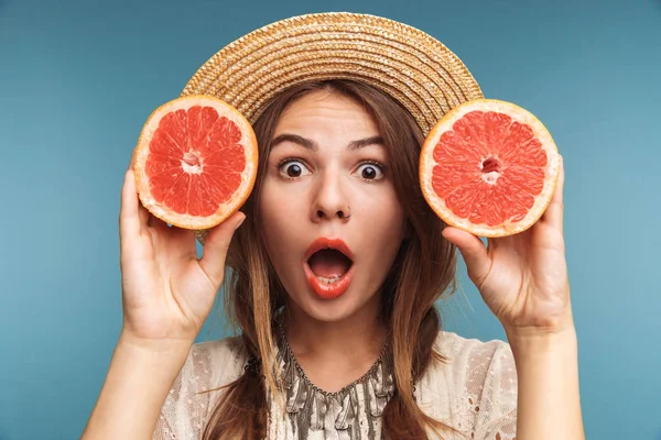 Képe Megdöbbentett Érzelmi Csinos Pózol Elszigetelt Citrus Narancs Kék Háttér — Stock Fotó