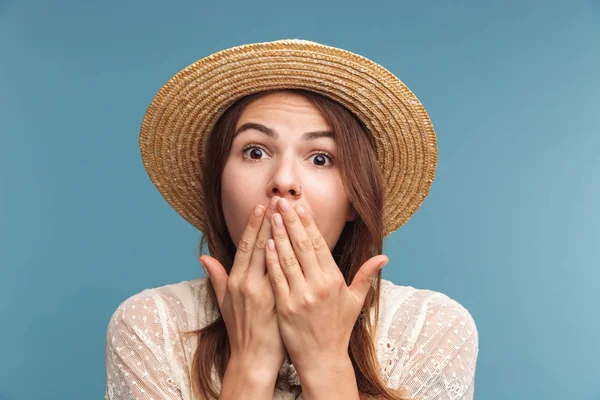 Beeld Van Een Geschokt Mooie Vrouw Poseren Geïsoleerd Blauwe Muur — Stockfoto