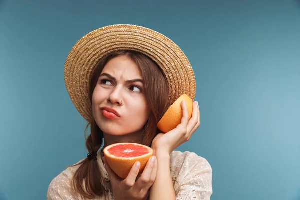 Imagem Uma Jovem Mulher Bonita Confusa Isolada Sobre Parede Azul — Fotografia de Stock