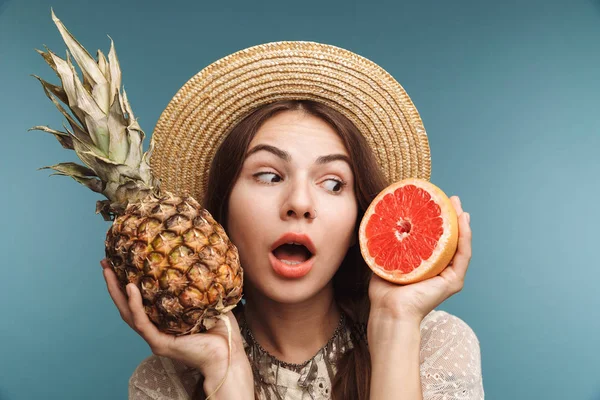 Image Shocked Young Beautiful Woman Isolated Blue Wall Holding Citrus — Stock Photo, Image