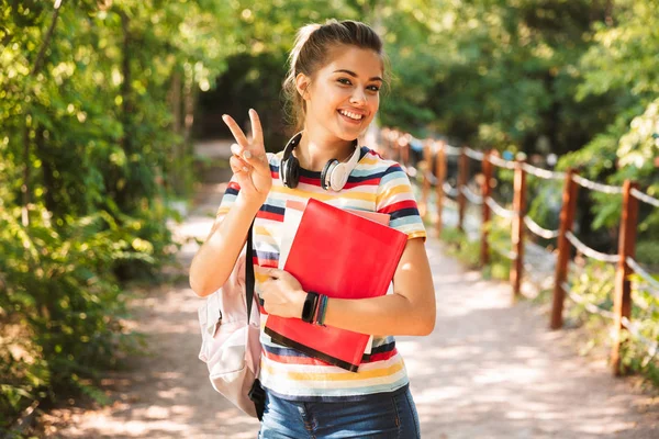 Счастливая Девочка Подросток Рюкзаком Учебниками Прогуливаясь Парку — стоковое фото