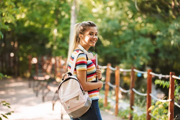 Imagem Jovem Estudante Menina Bonito Feliz Andando Parque Com Mochila — Fotografia de Stock