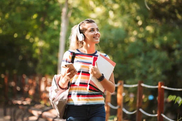 Щаслива Молода Дівчина Підліток Носить Рюкзак Підручники Йдуть Парку Слухає — стокове фото