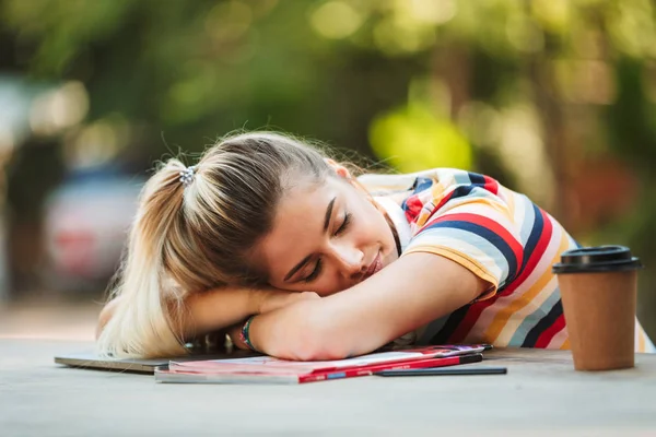 Image Une Jeune Étudiante Fatiguée Assise Dans Parc Dormant Sur — Photo