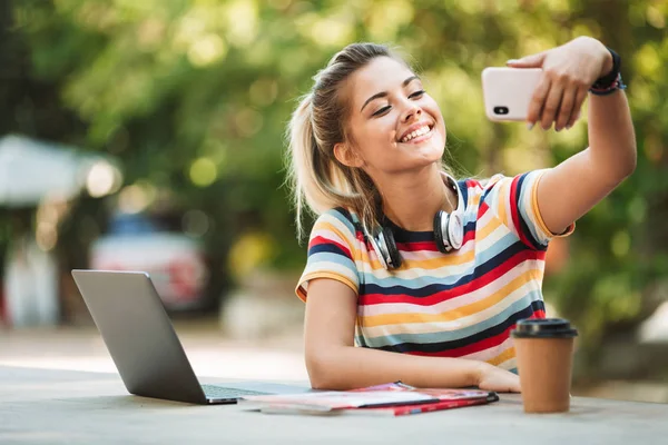 Retrato Una Joven Adolescente Sonriente Sentada Mesa Con Computadora Portátil —  Fotos de Stock