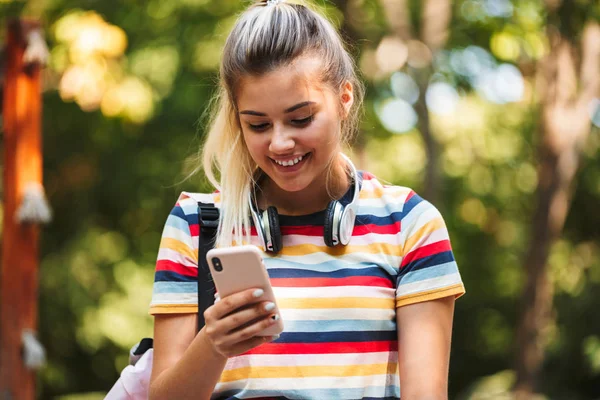 Изображение Счастливой Симпатичной Девушки Мобильным Телефоном Сидящей Парке Открытом Воздухе — стоковое фото