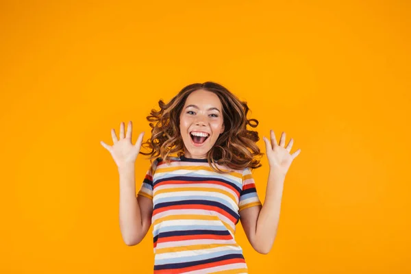 Retrato Uma Jovem Alegre Isolado Sobre Fundo Amarelo Comemorando — Fotografia de Stock