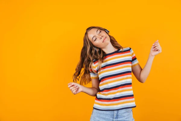 Retrato Una Joven Alegre Pie Aislada Sobre Fondo Amarillo Escuchando —  Fotos de Stock