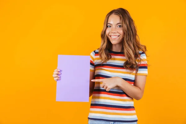 Afbeelding Van Gelukkig Jong Mooi Meisje Poseren Geïsoleerd Gele Achtergrond — Stockfoto