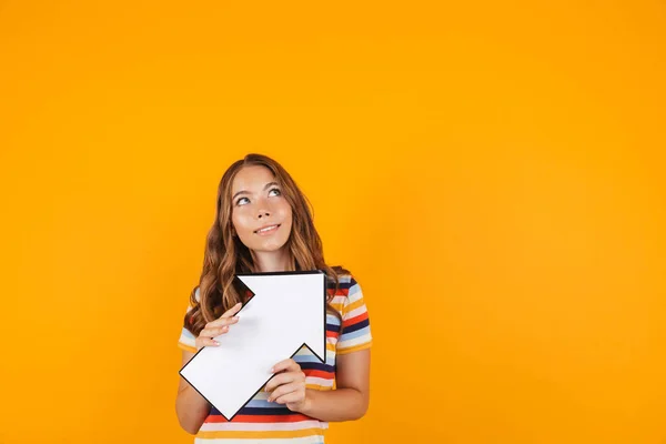 Foto Van Schattige Mooie Meisje Poseren Geïsoleerd Gele Achtergrond Pijl — Stockfoto