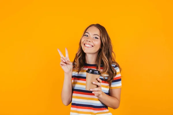 Imagem Uma Menina Feliz Posando Sobre Fundo Parede Amarela Bebendo — Fotografia de Stock