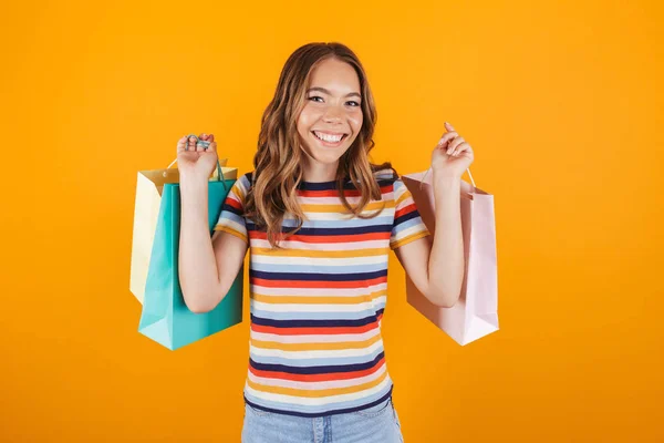 Imagen Una Joven Feliz Posando Sobre Fondo Pared Amarilla Sosteniendo — Foto de Stock